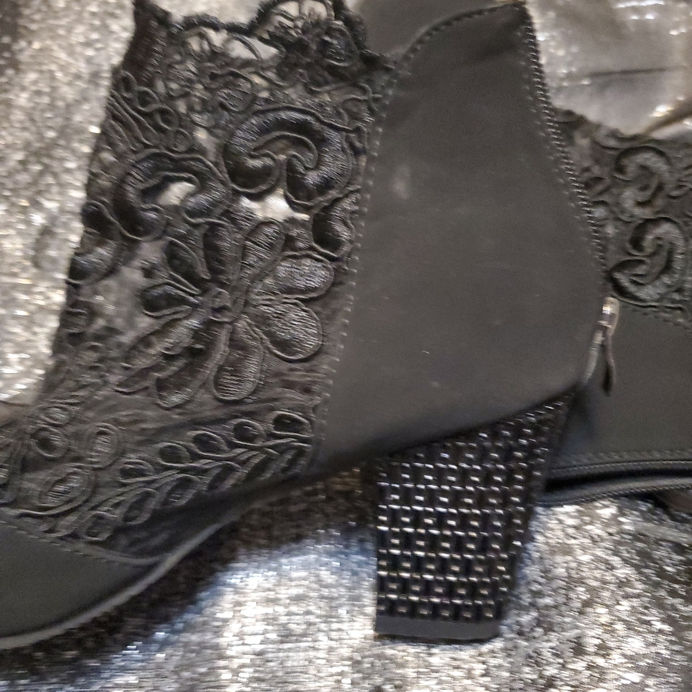 HOST PICK**BLACK ANKLE BOOTIES - Picture 4 of 8